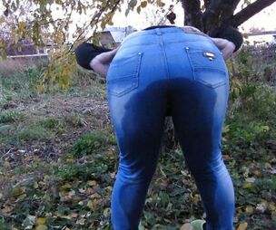 Peed in denim in a public park! Mature cougar outdoors did